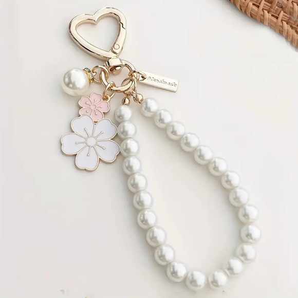 Elegant Pearl Keychain with Heart Clasp - Picture 2 of 4